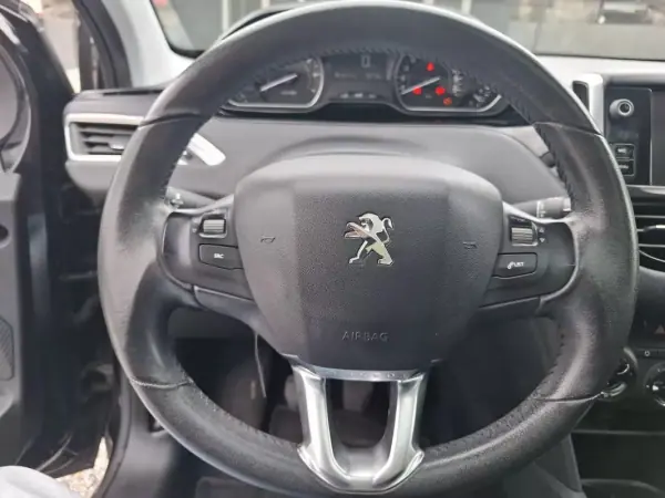 Peugeot 208 2017 - 8900 EUR, 191000 km - AUTO.MOTO.pt - 191000km - foto 27 de 36