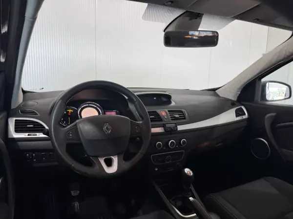 Renault Mégane 2010 - 5990 EUR, 268926 km - AUTO.MOTO.pt - 268926km - foto 15 de 18