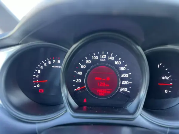 Kia Ceed SW 2018 - 10950 EUR, 79800 km - AUTO.MOTO.pt - 79800km - foto 12 de 16