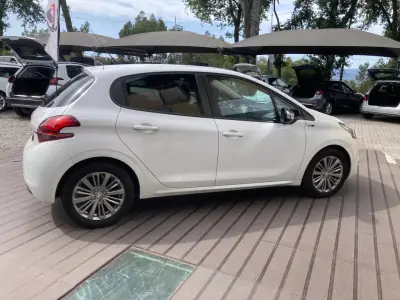 Peugeot 208 2016 - 9990 EUR, 66875 km - AUTO.MOTO.pt - 66875km - foto 6 de 23