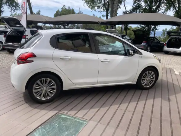 Peugeot 208 2016 - 9990 EUR, 66875 km - AUTO.MOTO.pt - 66875km - foto 6 de 23