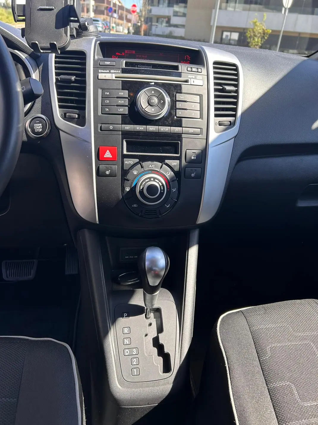 Kia Venga 2013 - 10500 EUR, 24000 km - AUTO.MOTO.pt - 24000km - foto 9 de 14