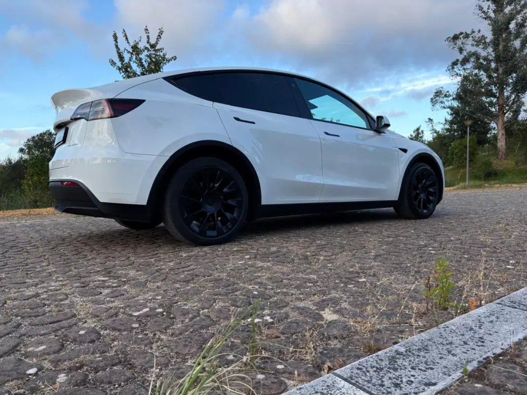 Tesla Model Y 2021 - 32500 EUR, 135000 km - 135000km - foto 17 de 23