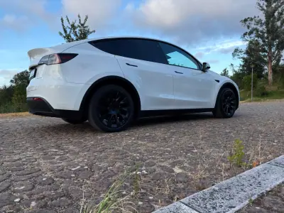 Tesla Model Y 2021 - 31500 EUR, 135000 km - AUTO.MOTO.pt - 135000km - foto 17 de 23