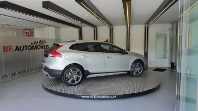 Volvo V40 Cross Country 2013 - 9900 EUR, 239930 km - AUTO.MOTO.pt - 239930km - foto 7 de 55