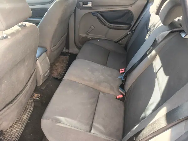 Ford Focus SW 2006 - 2800 EUR, 288800 km - AUTO.MOTO.pt - 288800km - foto 8 de 9