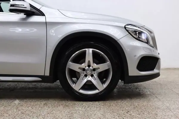 Mercedes-Benz GLA 200 2015 - 22900 EUR, 128425 km - AUTO.MOTO.pt - 128425km - foto 4 de 24
