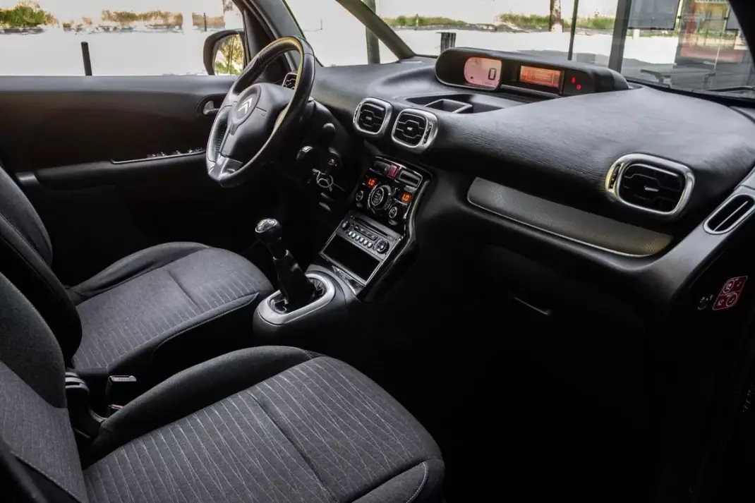 Citroën C3 Picasso 2017 - 7450 EUR, 79899 km - AUTO.MOTO.pt - 79899km - foto 18 de 27