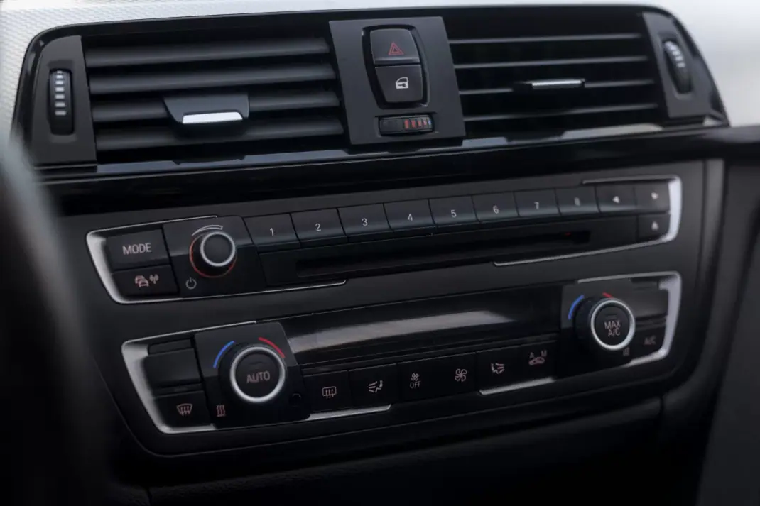 BMW 320 2015 - 19900 EUR, 190600 km - AUTO.MOTO.pt - 190600km - foto 14 de 32