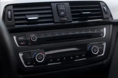 BMW 320 2015 - 19900 EUR, 190600 km - AUTO.MOTO.pt - 190600km - foto 14 de 32