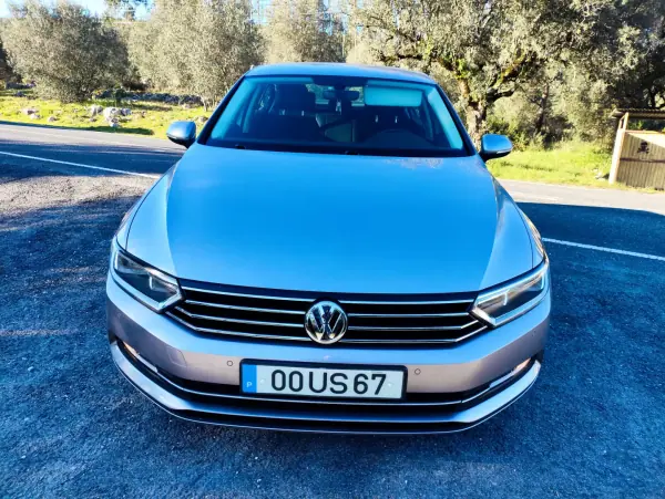 Volkswagen Passat 2018 - 17250 EUR, 120700 km - AUTO.MOTO.pt - 120700km - foto 5 de 13
