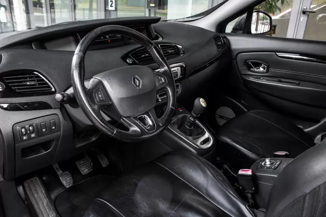 Renault Grand Scénic 2015 - 8990 EUR, 282413 km - AUTO.MOTO.pt - 282413km - foto 25 de 43