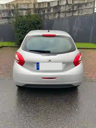 Peugeot 208 2014 — foto 2 de 8