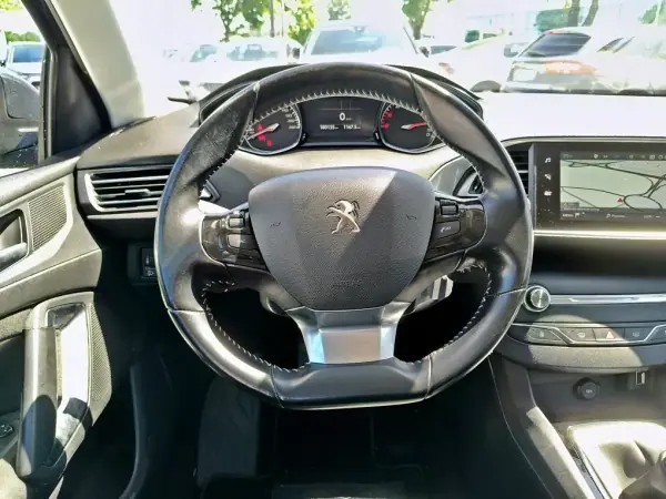 Peugeot 308 SW 2017 - 9950 EUR, 180050 km - AUTO.MOTO.pt - 180050km - foto 17 de 23