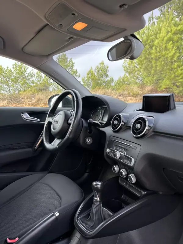 Audi A1 Sportback 2015 - 13490 EUR, 127500 km - AUTO.MOTO.pt - 127500km - foto 10 de 12