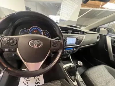 Toyota Auris Touring Sports 2014 - 12250 EUR, 160000 km - AUTO.MOTO.pt - 160000km - foto 5 de 9