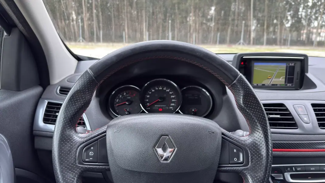 Renault Mégane Sport Tourer 2013 - 9950 EUR, 182000 km - AUTO.MOTO.pt - 182000km - foto 24 de 41