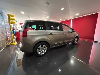 Peugeot 5008 2010 - 8950 EUR, 230534 km - AUTO.MOTO.pt - 230534km - foto 7 de 22