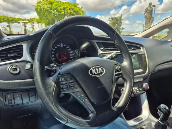 Kia Ceed 2017 - 13250 EUR, 92215 km - AUTO.MOTO.pt - 92215km - foto 10 de 23