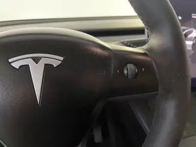 Tesla Model Y 2023 - 35450 EUR, 75000 km - AUTO.MOTO.pt - 75000km - foto 20 de 39
