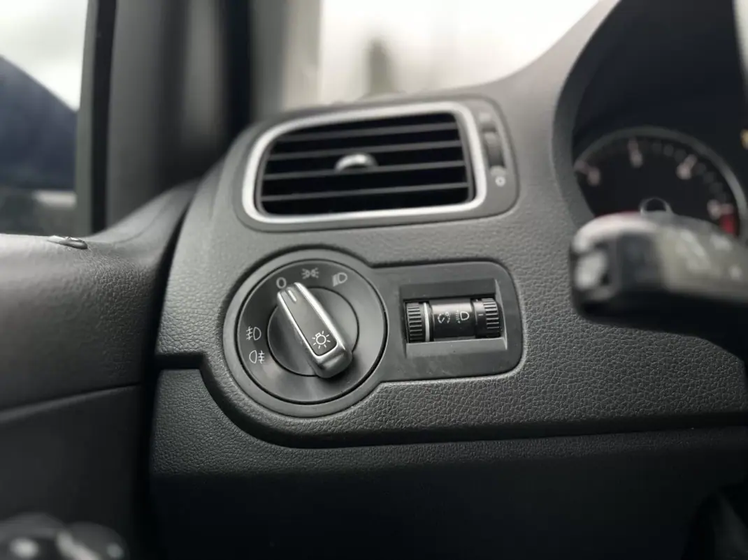 Volkswagen Polo 2010 - 7490 EUR, 151000 km - AUTO.MOTO.pt - 151000km - foto 17 de 30