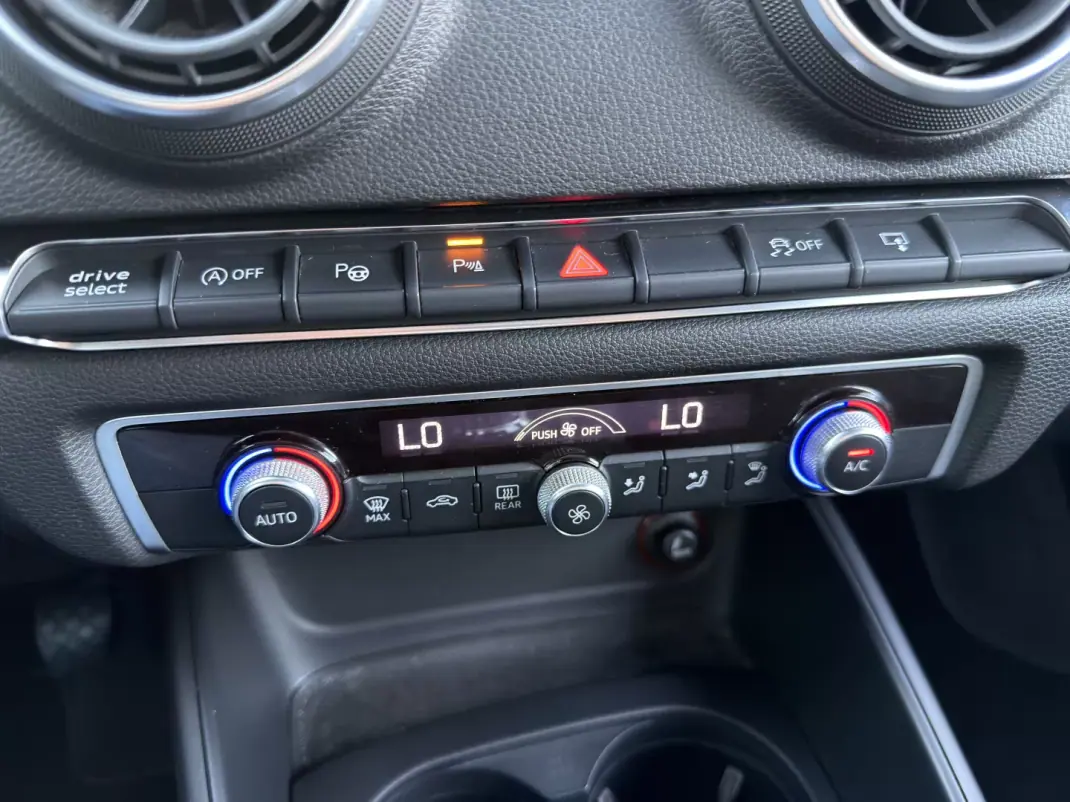 Audi A3 Limousine 2016 - 17000 EUR, 187641 km - AUTO.MOTO.pt - 187641km - foto 13 de 19