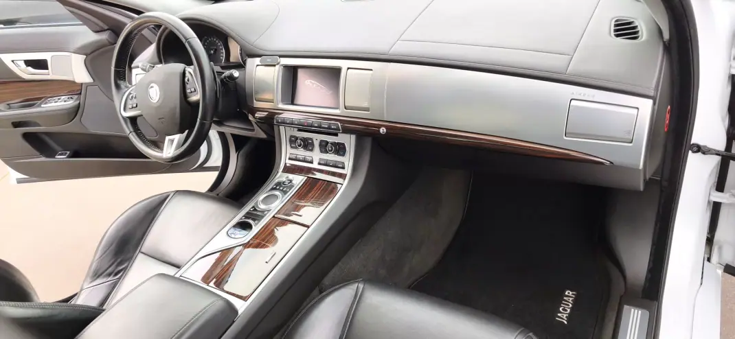 Jaguar XF 2013 - 26000 EUR, 220000 km - AUTO.MOTO.pt - 220000km - foto 8 de 11