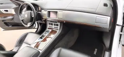 Jaguar XF 2013 - 26000 EUR, 220000 km - AUTO.MOTO.pt - 220000km - foto 8 de 11