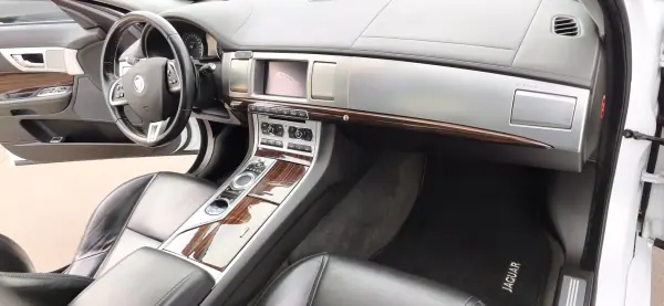 Jaguar XF 2013 - 26000 EUR, 220000 km - AUTO.MOTO.pt - 220000km - foto 8 de 11