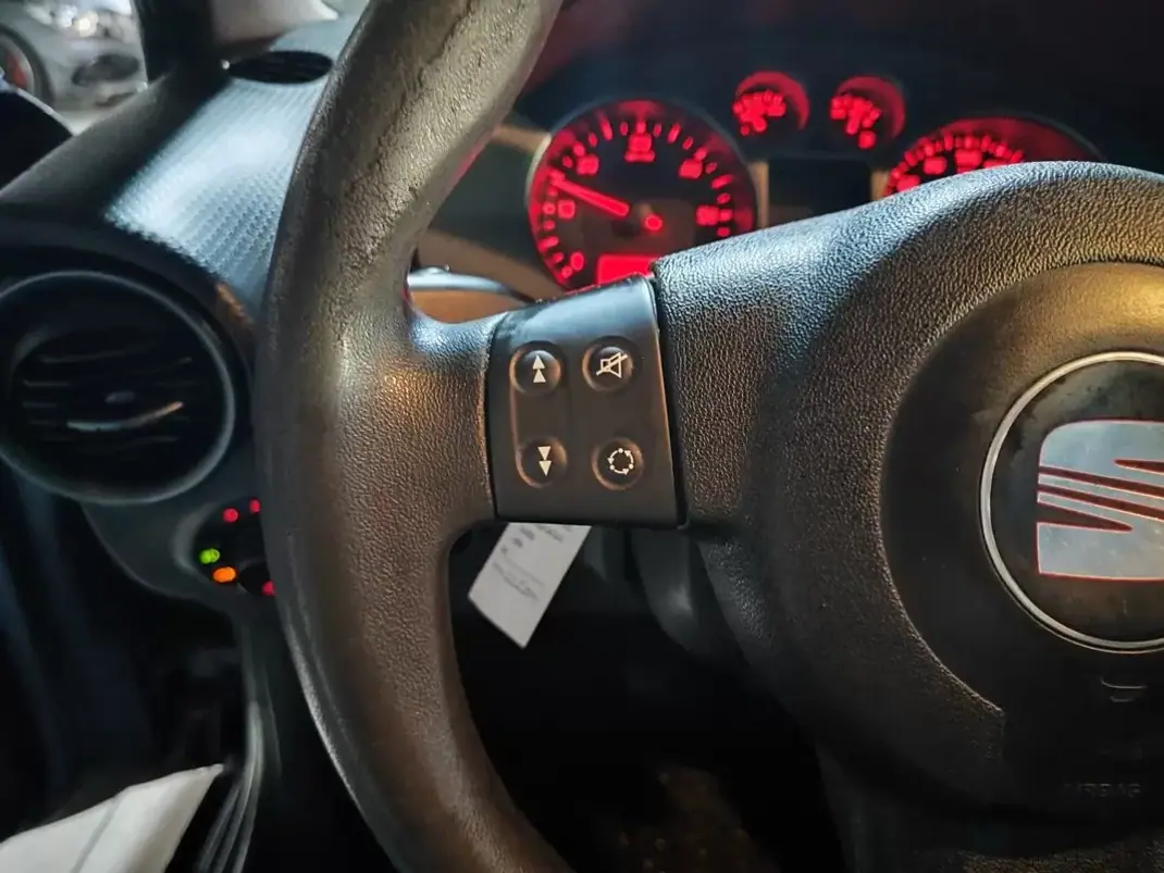 SEAT Ibiza 2007 - 3950 EUR, 300900 km - AUTO.MOTO.pt - 300900km - foto 22 de 30