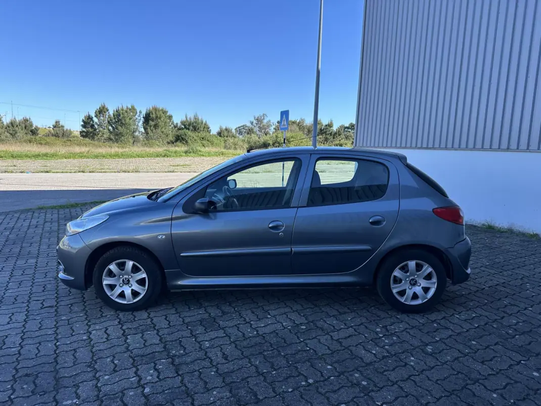 Peugeot 206 2010 - 5990 EUR, 158000 km - AUTO.MOTO.pt - 158000km - foto 8 de 16