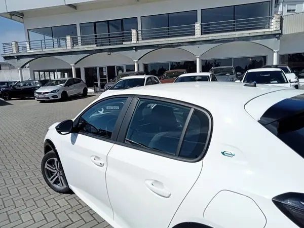 Peugeot e-208 2022 - 26950 EUR, 9000 km - AUTO.MOTO.pt - 9000km - foto 9 de 33