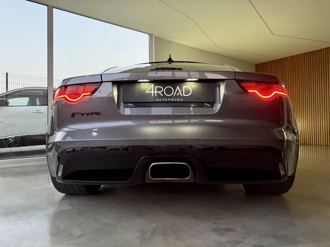 Jaguar F-Type 2018 - 46000 EUR, 64300 km - AUTO.MOTO.pt - 64300km - foto 47 de 135