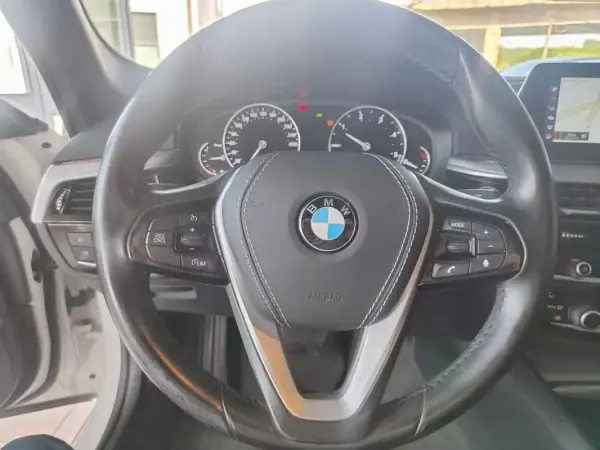 BMW 520 2017 - 23500 EUR, 165600 km - AUTO.MOTO.pt - 165600km - foto 25 de 38