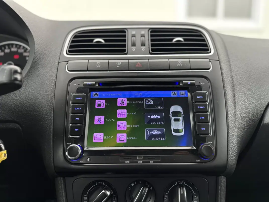 Volkswagen Polo 2010 - 7490 EUR, 151000 km - AUTO.MOTO.pt - 151000km - foto 24 de 30