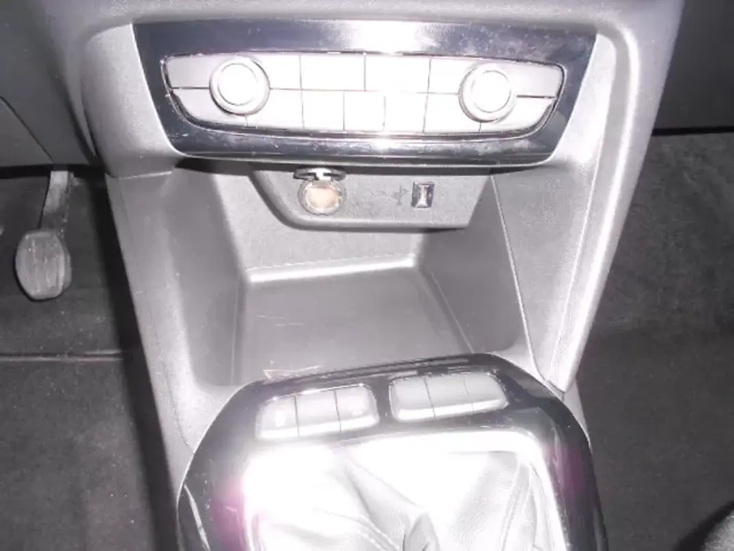 Opel Corsa 2021 - 16250 EUR, 35121 km - AUTO.MOTO.pt - 35121km - foto 4 de 6