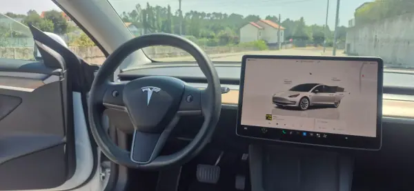 Tesla Model 3 2022 - 30000 EUR, 48000 km - AUTO.MOTO.pt - 48000km - foto 9 de 18