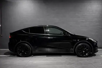 Tesla Model Y 2024 - 38490 EUR, 17630 km - AUTO.MOTO.pt - 17630km - foto 4 de 13