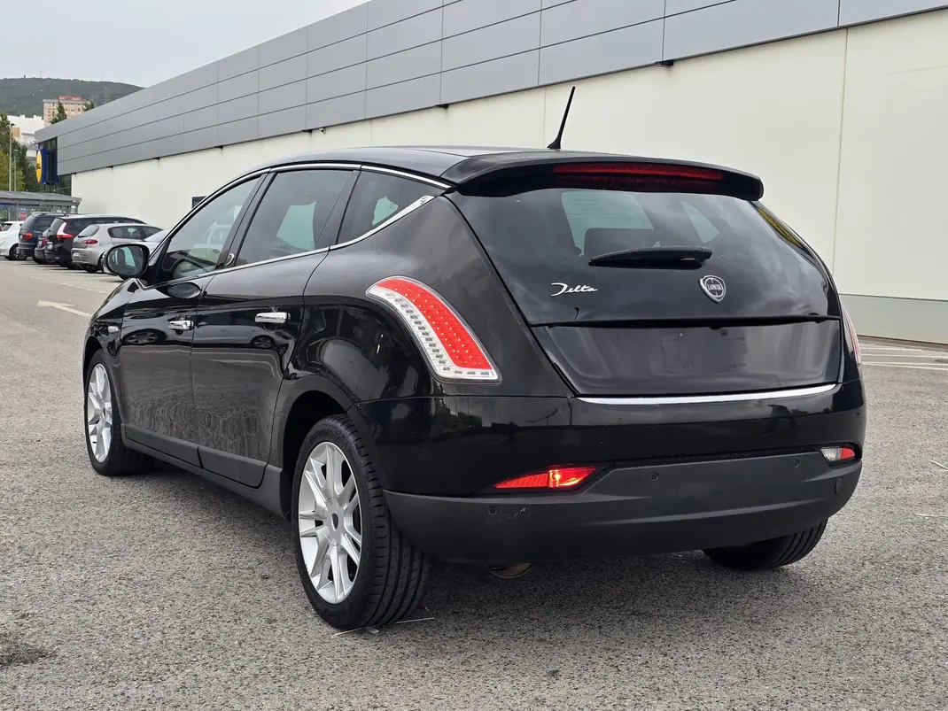 Lancia Delta 2013 - 4750 EUR, 200000 km - 200000km - foto 3 de 12