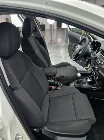 Alfa Romeo Giulietta 2011 - 9990 EUR, 177008 km - AUTO.MOTO.pt - 177008km - foto 10 de 18