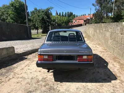 Volvo 244 1987 - 10500 EUR, 317000 km - AUTO.MOTO.pt - 317000km - foto 3 de 41