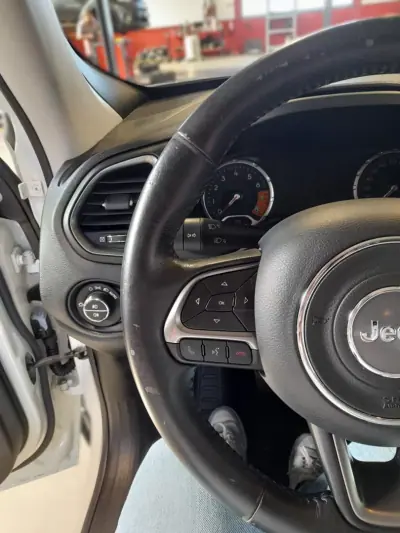 Jeep Renegade 2020 - 17990 EUR, 81429 km - AUTO.MOTO.pt - 81429km - foto 11 de 16