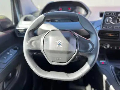 Peugeot 2019 - 12300 EUR, 92000 km - AUTO.MOTO.pt - 92000km - foto 9 de 19