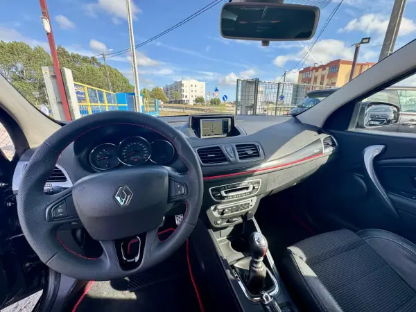 Renault Mégane Sport Tourer 2015 - 11750 EUR, 176509 km - AUTO.MOTO.pt - 176509km - foto 14 de 31