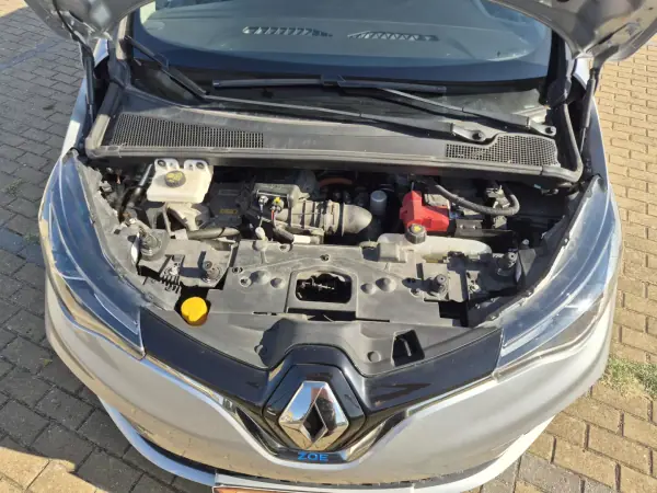 Renault Zoe 2020 - 12750 EUR, 133250 km - AUTO.MOTO.pt - 133250km - foto 28 de 29