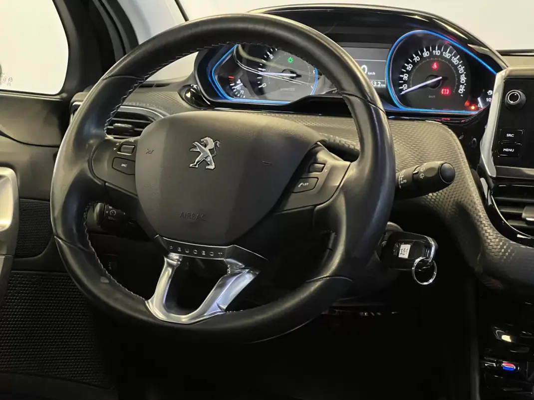 Peugeot 208 2016 - 9990 EUR, 99000 km - AUTO.MOTO.pt - 99000km - foto 11 de 46