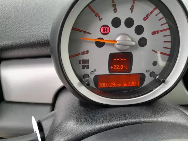MINI Cooper 2008 - 9900 EUR, 208661 km - AUTO.MOTO.pt - 208661km - foto 10 de 14