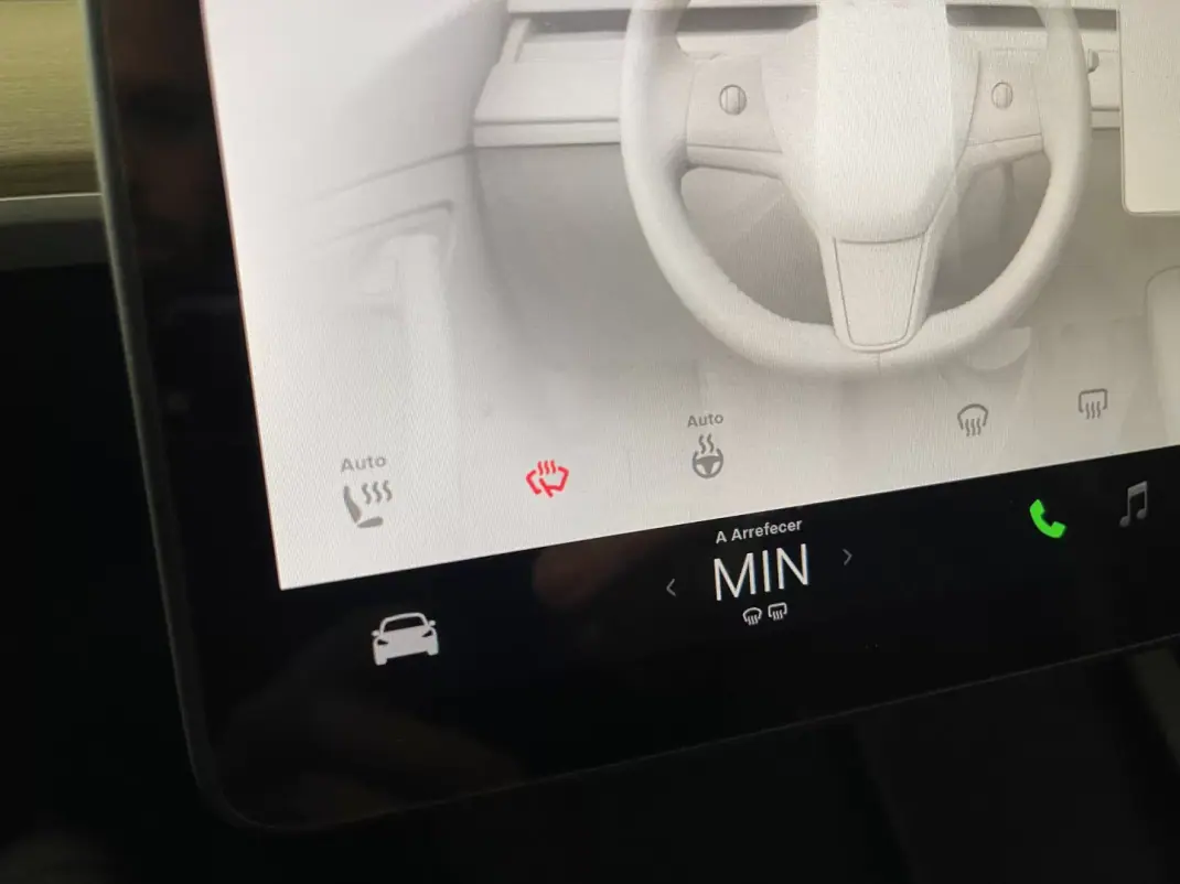 Tesla Model Y 2024 - 38500 EUR, 68000 km - AUTO.MOTO.pt - 68000km - foto 24 de 43