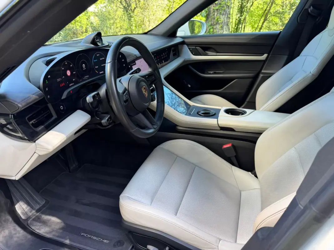 Porsche Taycan 2022 - 72000 EUR, 69000 km - AUTO.MOTO.pt - 69000km - foto 3 de 4