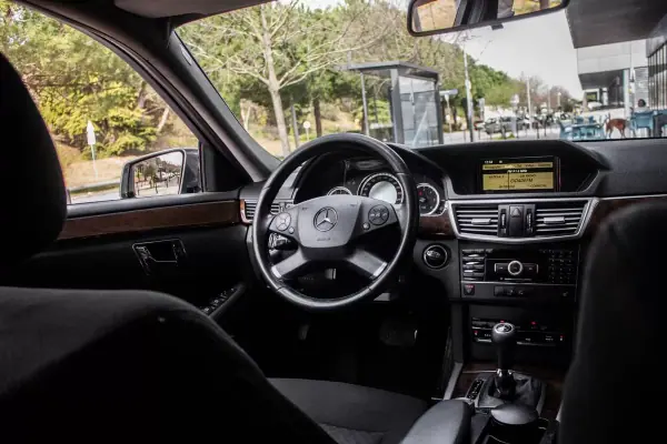 Mercedes-Benz E 220 2010 - 10990 EUR, 489933 km - AUTO.MOTO.pt - 489933km - foto 33 de 41